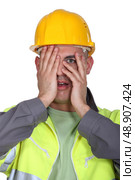 Tradesman afraid to look. Стоковое фото, агентство Ingram Publishing / Фотобанк Лори
