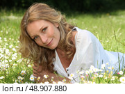 Woman lying in a meadow. Стоковое фото, агентство Ingram Publishing / Фотобанк Лори