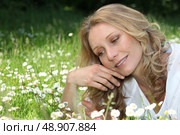 Woman lying in daisies. Стоковое фото, агентство Ingram Publishing / Фотобанк Лори