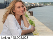 Woman contemplating life by the water’s edge. Стоковое фото, агентство Ingram Publishing / Фотобанк Лори