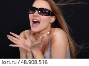 Excited woman wearing sunglasses. Стоковое фото, агентство Ingram Publishing / Фотобанк Лори
