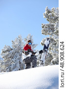 Man snowboarding down snowy hill. Стоковое фото, агентство Ingram Publishing / Фотобанк Лори