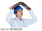 Man sheltering under laptop. Стоковое фото, агентство Ingram Publishing / Фотобанк Лори