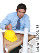 Architect with a hard hat. Стоковое фото, агентство Ingram Publishing / Фотобанк Лори