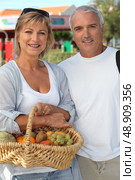 couple at market. Стоковое фото, агентство Ingram Publishing / Фотобанк Лори
