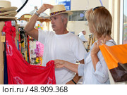 Couple shopping on vacation. Стоковое фото, агентство Ingram Publishing / Фотобанк Лори