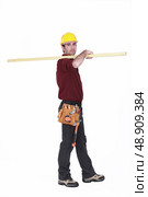 Labourer carrying a  plank. Стоковое фото, агентство Ingram Publishing / Фотобанк Лори