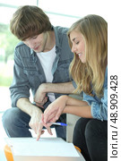 Teenagers revising. Стоковое фото, агентство Ingram Publishing / Фотобанк Лори