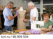 Group of senior learners enjoying sewing class in workshop. Стоковое фото, фотограф Яков Филимонов / Фотобанк Лори