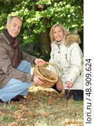 Couple foraging in the woods. Стоковое фото, агентство Ingram Publishing / Фотобанк Лори