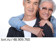 Elderly woman hugging her husband. Стоковое фото, агентство Ingram Publishing / Фотобанк Лори