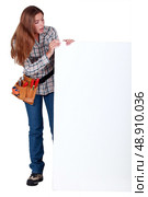 Female manual worker with a blank board. Стоковое фото, агентство Ingram Publishing / Фотобанк Лори