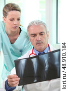 Radiologist and assistant. Стоковое фото, агентство Ingram Publishing / Фотобанк Лори