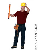 Mason holding spirit level. Стоковое фото, агентство Ingram Publishing / Фотобанк Лори