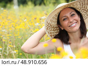 Woman in field. Стоковое фото, агентство Ingram Publishing / Фотобанк Лори