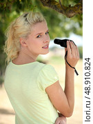 Woman with binoculars. Стоковое фото, агентство Ingram Publishing / Фотобанк Лори