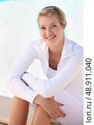 Blonde woman dressed in white. Стоковое фото, агентство Ingram Publishing / Фотобанк Лори