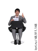 seated young businessman with thumb up. Стоковое фото, агентство Ingram Publishing / Фотобанк Лори