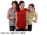 Women showing off their friend’s new figure. Стоковое фото, агентство Ingram Publishing / Фотобанк Лори