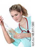A nurse checking a perfusion. Стоковое фото, агентство Ingram Publishing / Фотобанк Лори