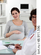 Pregnant woman with doctor. Стоковое фото, агентство Ingram Publishing / Фотобанк Лори
