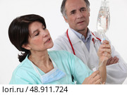 Nurse checking perfusion. Стоковое фото, агентство Ingram Publishing / Фотобанк Лори