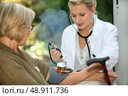 nurse taking care of old lady. Стоковое фото, агентство Ingram Publishing / Фотобанк Лори