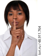 Woman holding finger to lips. Стоковое фото, агентство Ingram Publishing / Фотобанк Лори