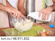 two men making a cake. Стоковое фото, агентство Ingram Publishing / Фотобанк Лори