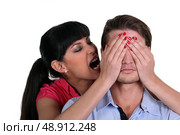 Woman covering a man’s eyes. Стоковое фото, агентство Ingram Publishing / Фотобанк Лори