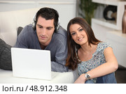 young couple home with laptop. Стоковое фото, агентство Ingram Publishing / Фотобанк Лори