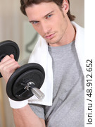 Determined man with a dumbbell. Стоковое фото, агентство Ingram Publishing / Фотобанк Лори