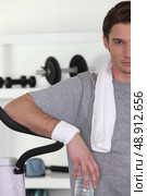 Man taking a break at the gym. Стоковое фото, агентство Ingram Publishing / Фотобанк Лори