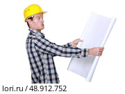 Foreman unsure about building plans. Стоковое фото, агентство Ingram Publishing / Фотобанк Лори