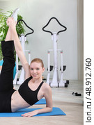 Woman stretching at the gym. Стоковое фото, агентство Ingram Publishing / Фотобанк Лори