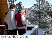Couple arriving at their winter chalet. Стоковое фото, агентство Ingram Publishing / Фотобанк Лори