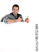 Electrician with a blank board. Стоковое фото, агентство Ingram Publishing / Фотобанк Лори