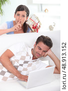 Surprising boyfriend with gift. Стоковое фото, агентство Ingram Publishing / Фотобанк Лори