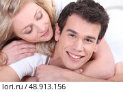 Young couple cuddling. Стоковое фото, агентство Ingram Publishing / Фотобанк Лори
