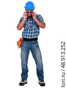 Cool construction worker in sunglasses. Стоковое фото, агентство Ingram Publishing / Фотобанк Лори
