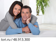 Couple leaning on bed. Стоковое фото, агентство Ingram Publishing / Фотобанк Лори