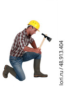 Tradesman using an axe. Стоковое фото, агентство Ingram Publishing / Фотобанк Лори