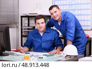 two technicians working in office. Стоковое фото, агентство Ingram Publishing / Фотобанк Лори