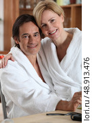 Woman in a bathrobe. Стоковое фото, агентство Ingram Publishing / Фотобанк Лори