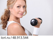 portrait of a woman with dumbbell. Стоковое фото, агентство Ingram Publishing / Фотобанк Лори