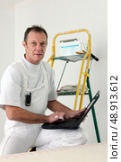 Painter equipped with computer. Стоковое фото, агентство Ingram Publishing / Фотобанк Лори