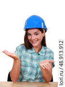 Empty-handed tradeswoman. Стоковое фото, агентство Ingram Publishing / Фотобанк Лори