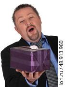 Man surprised at having received a gift. Стоковое фото, агентство Ingram Publishing / Фотобанк Лори