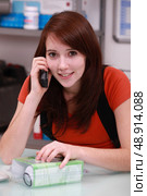 Trainee plumber on the phone. Стоковое фото, агентство Ingram Publishing / Фотобанк Лори