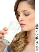 Woman drinking a glass of milk. Стоковое фото, агентство Ingram Publishing / Фотобанк Лори